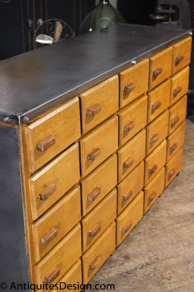 meuble de metier  ancienetroit a 25 casiers en chene massif